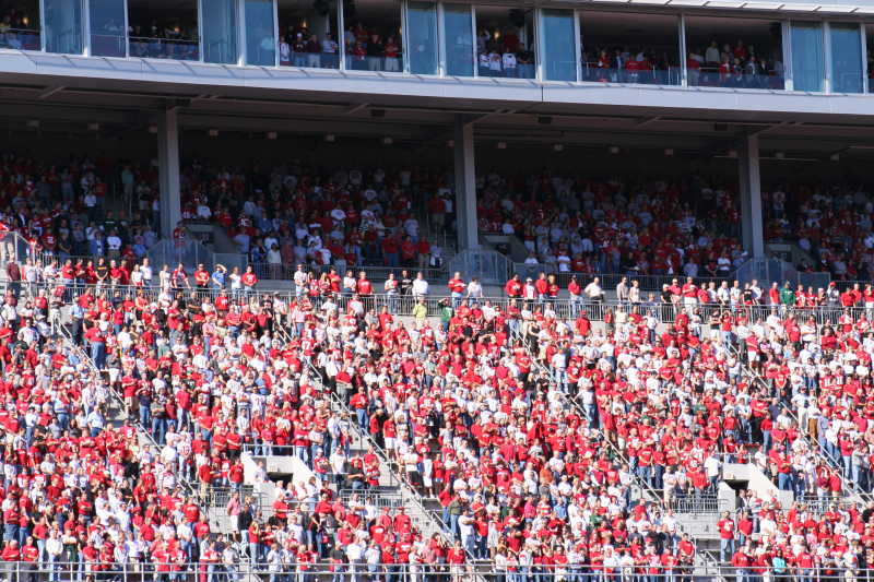 开云电竞-勇士观众热烈欢呼！，字母哥迎来七赛季出色发挥观众掌声雷动-开云电竞