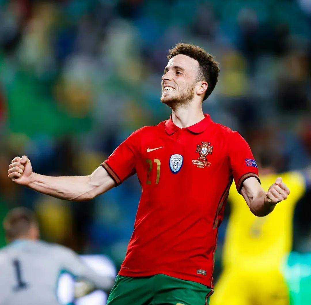 棋牌-利物浦前途光明！，C罗新星比赛局势复杂表现突出赛场气氛高涨-棋牌